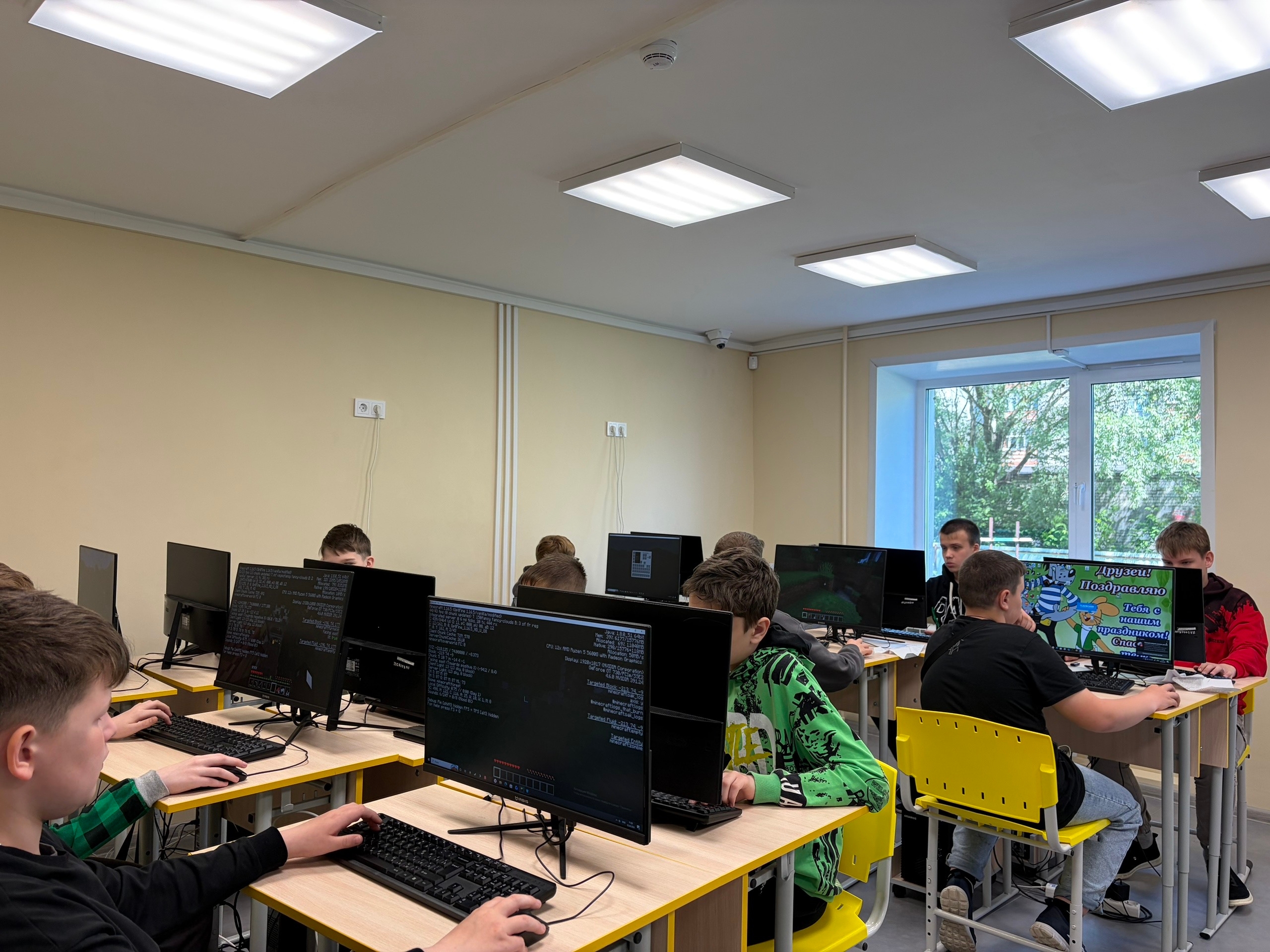 Майнкрафт-спидран и кликер с роботом.