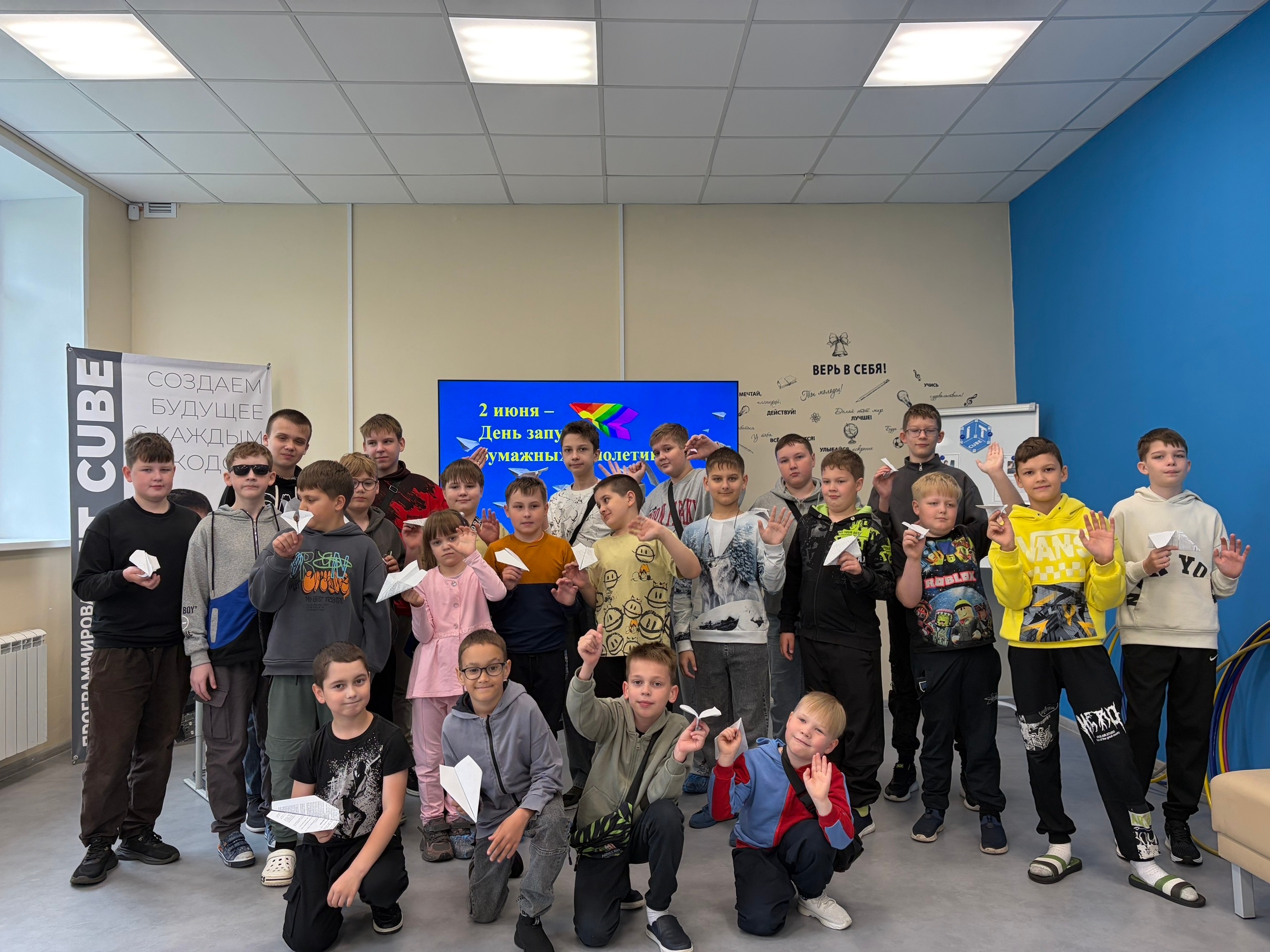 Лето в Цифроландии-день два: нейросети, Scratch и бумажные самолеты